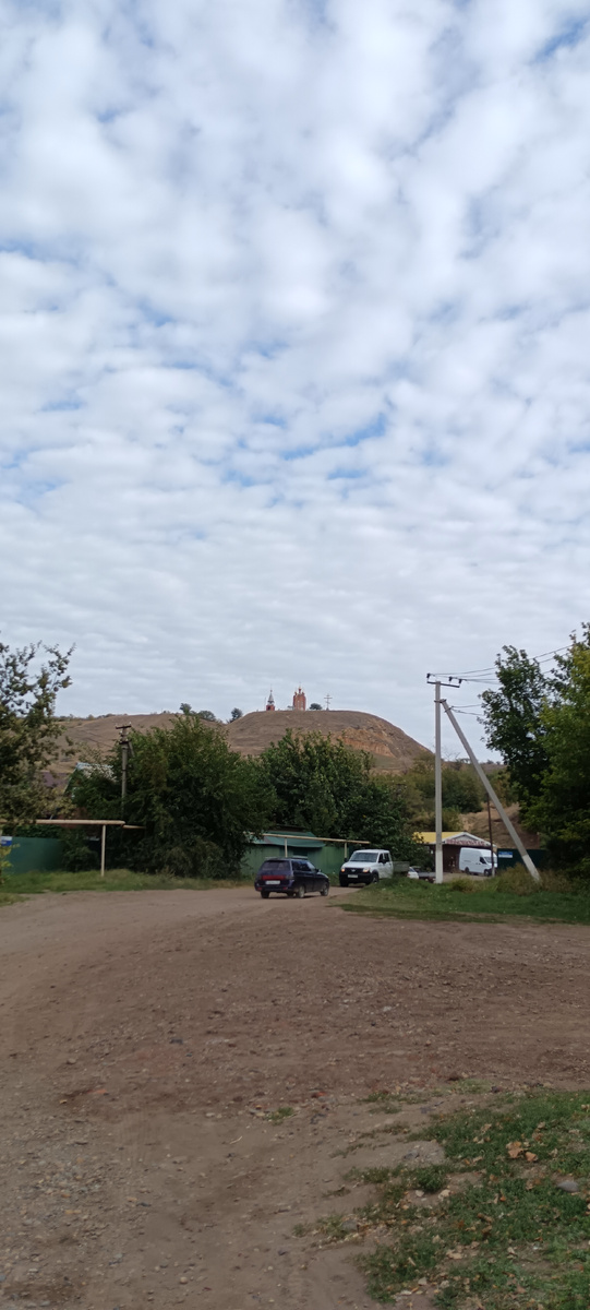 Вид на часовню снизу, фото из машины