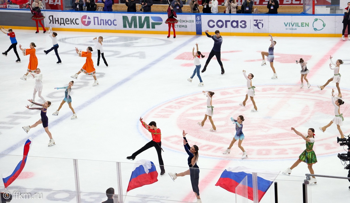 Другое значимое событие Фонда в 2024 году прошло в ДС «Мегаспорт»  – Шоу фигуристов «МОЯ МОСКВА - МОЯ РОССИЯ!», организованное по инициативе БФ "Вселенная льда, спорта и культуры" и Федерации фигурного катания на коньках города Москвы.      
🔹В шоу приняли участие победители командного турнира «Битва школ»: спортсмены школы олимпийского резерва ЦСКА, отделений «Хрустальный» и «Легенда» Московской академии фигурного катания, клубов фигурного катания «Академия «Ангелы Плющенко», «Армия фигурного катания», «Снегирь-арена».  
  
🔹Свои театрализованные программы показали лучшие московские балеты на льду «Алеко», АМАС, «Конек-Горбунок», «Айс-Кристалл», «Айс-лайн», а также команда по синхронному катанию «Созвездие».  
  
🔹На лёд «Мегаспорта» впервые вышли кадеты Московского кадетского корпуса и воспитанницы пансиона Министерства обороны Российской Федерации – участники ледового бала на Красной площади.  
  
🔹Своё мастерство показали спортивные пары Мария Симонова/Мартин Бреславский, Мария Карпанова/Арсений Самохвалов и танцевальные дуэты Анна Билибина/Дмитрий Кашаев, Ева Плесовских/Марк Желтышев.  
  
🔹Музыкальное сопровождение праздника осуществили вокалисты продюсерского центра «Эколь» и детского театра студии "Непоседы".  
  
Трансляцию смотрели почти 24 тысячи зрителей!💥  
  
Наши юные талантливые спортсмены подарили себе, родителям, тренерам и всем поклонникам фигурного катания настоящий спортивный праздник!🌟💥   
                                                                                                                                              Видео прямой трансляции доступно на телеканале Старт: https://www.youtube.com/watch?v=9WEvtVpwogU   
    
 Больше фотографий можно найти в альбоме ФФКМ: https://vk.com/album-44553412_301978463