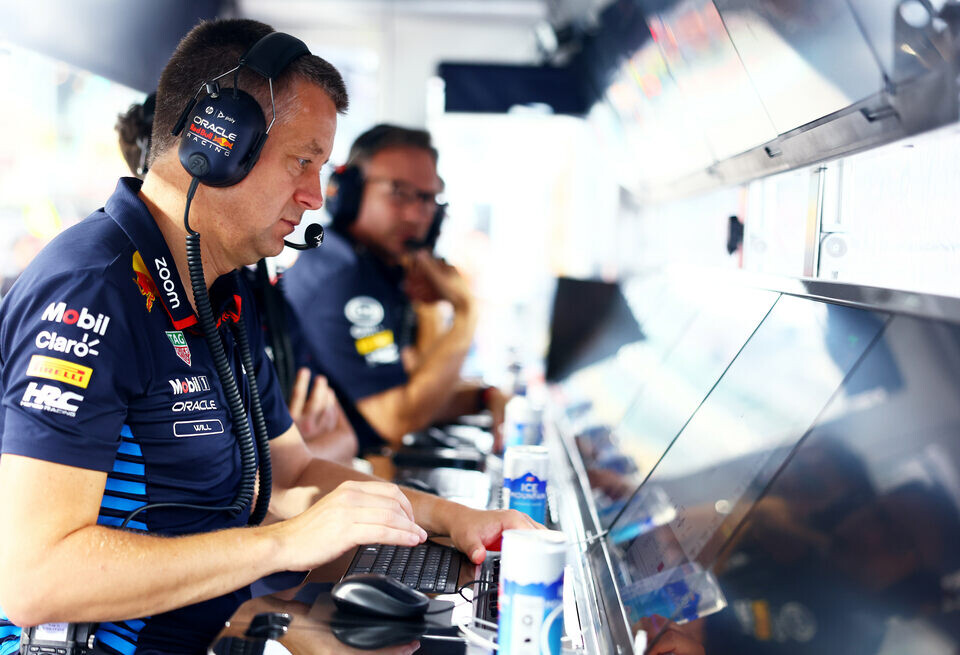    McLaren увела у Red Bull Racing специалистаRed Bull Content Pool
