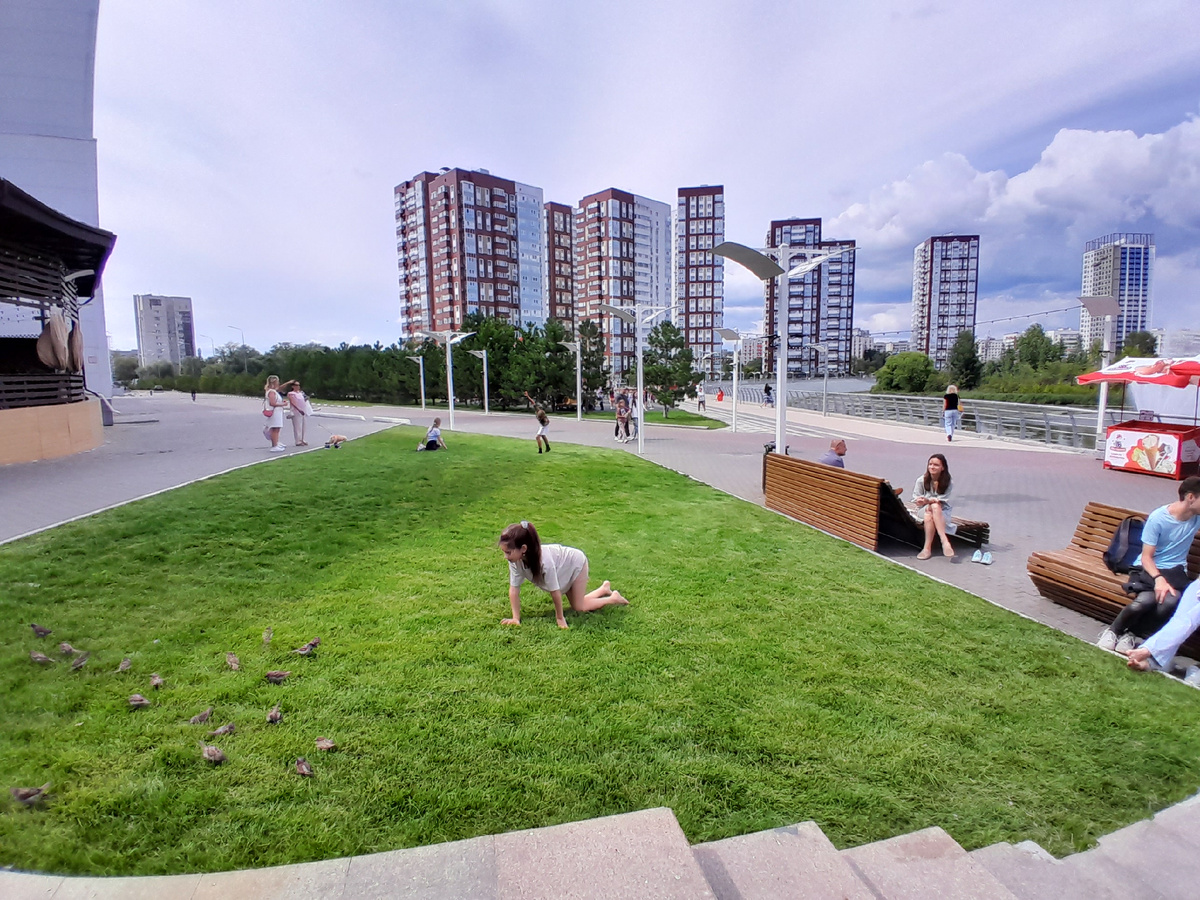 Нашел этот кадр случайно у ТЦ "Аквамолл" (фото автора)