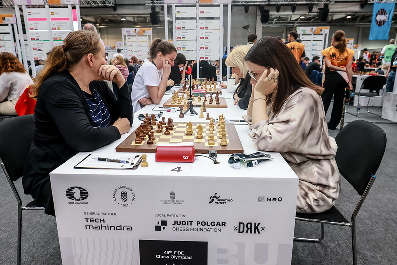 фото Mark Livshitz  www.flickr.com  (девушки на втором плане)