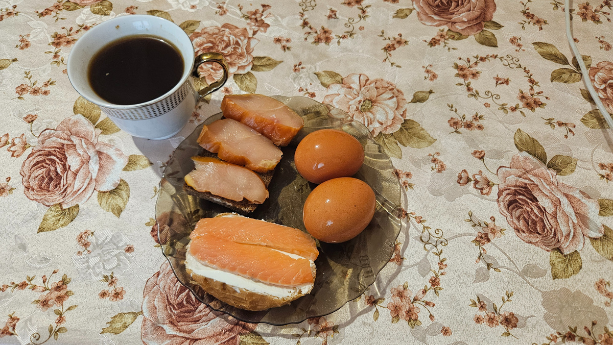 Завтрак. Яйца, бутер с карпаччо, бутер с форелью. 343 ккал.