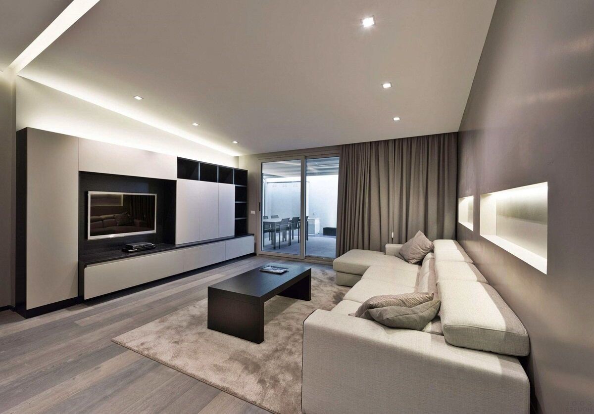 Минималистичный дизайн – это стиль, который сосредоточен на простоте, функциональности и устранении всего лишнего. Он возник в середине 20 века как реакция на избыточность и сложность предшествующих стилей. Основной принцип минимализма заключается в том, чтобы оставить только самые необходимые элементы, создавая тем самым гармоничное и эстетически привлекательное пространство. 
В минимализме важна каждая деталь. Каждый элемент должен быть тщательно продуман и иметь свое назначение. Это позволяет создать чистое и упорядоченное пространство, где ничего не отвлекает от главного. Цветовая палитра в минималистичном дизайне, как правило, ограничена, часто используются нейтральные оттенки, такие как белый, черный и серый. Эти цвета помогают создать ощущение спокойствия и умиротворения.

Функциональность – еще один ключевой аспект минималистичного дизайна. Каждый предмет в интерьере или на графическом изображении должен выполнять свою функцию, не создавая ненужного нагромождения. Это способствует не только эстетике, но и удобству в использовании пространства.

Среди известных представителей минимализма можно выделить таких дизайнеров, как Дональд Джадд и Тадао Андо. Их работы демонстрируют, как можно добиться впечатляющего визуального эффекта с помощью простых форм и материалов.

Минималистичный подход также нашел свое применение в веб-дизайне. Простые интерфейсы, четкая навигация и отсутствие лишних элементов делают сайты более удобными и понятными для пользователей. Это позволяет сосредоточиться на содержании, а не на отвлекающих факторах.

В то же время минимализм не лишен критики. Некоторые считают его слишком холодным и безличным, в то время как другие восхищаются его способностью создавать порядок и гармонию. Важно учитывать, что минимализм – это не просто стиль, а философия, которая может быть адаптирована под индивидуальные потребности и предпочтения.

Ключевым моментом в создании минималистичного дизайна является умение отбирать только самое необходимое. Это требует времени и усилий, но результат стоит затраченных ресурсов. Минимализм помогает не только в дизайне, но и в жизни, способствуя упрощению и избавлению от ненужного.

В заключение, минималистичный дизайн – это мощный инструмент, который помогает создать гармоничное и функциональное пространство. Он учит нас ценить простоту и красоту в каждой детали, что делает его актуальным и востребованным в современном мире.