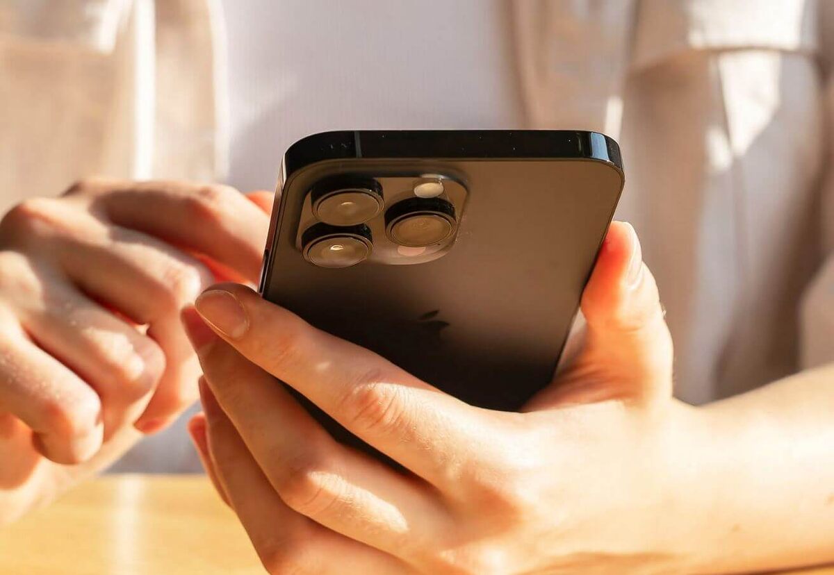    Разбираемся, что делать, если экран Айфона не реагирует на касания. Фото: fixmymobile