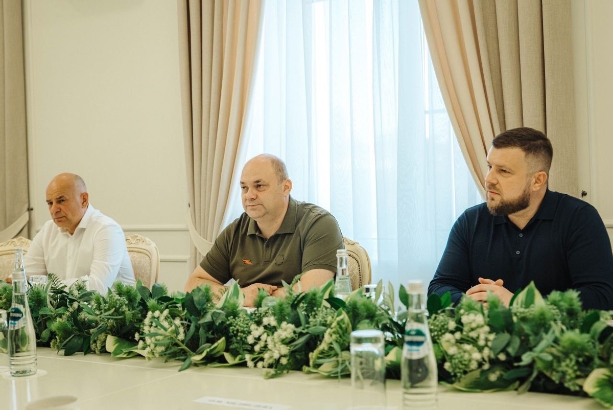    Губернатор Курской области провёл рабочую встречу с делегацией из Белгорода