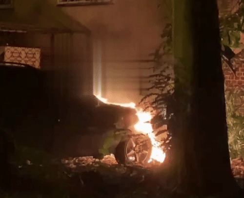    Едва ли не каждую ночь в Одессе "Кот Бегемот" жжёт машины тэцэкашников и военных. Видео: ТГ-канал "Типичная Одесса"