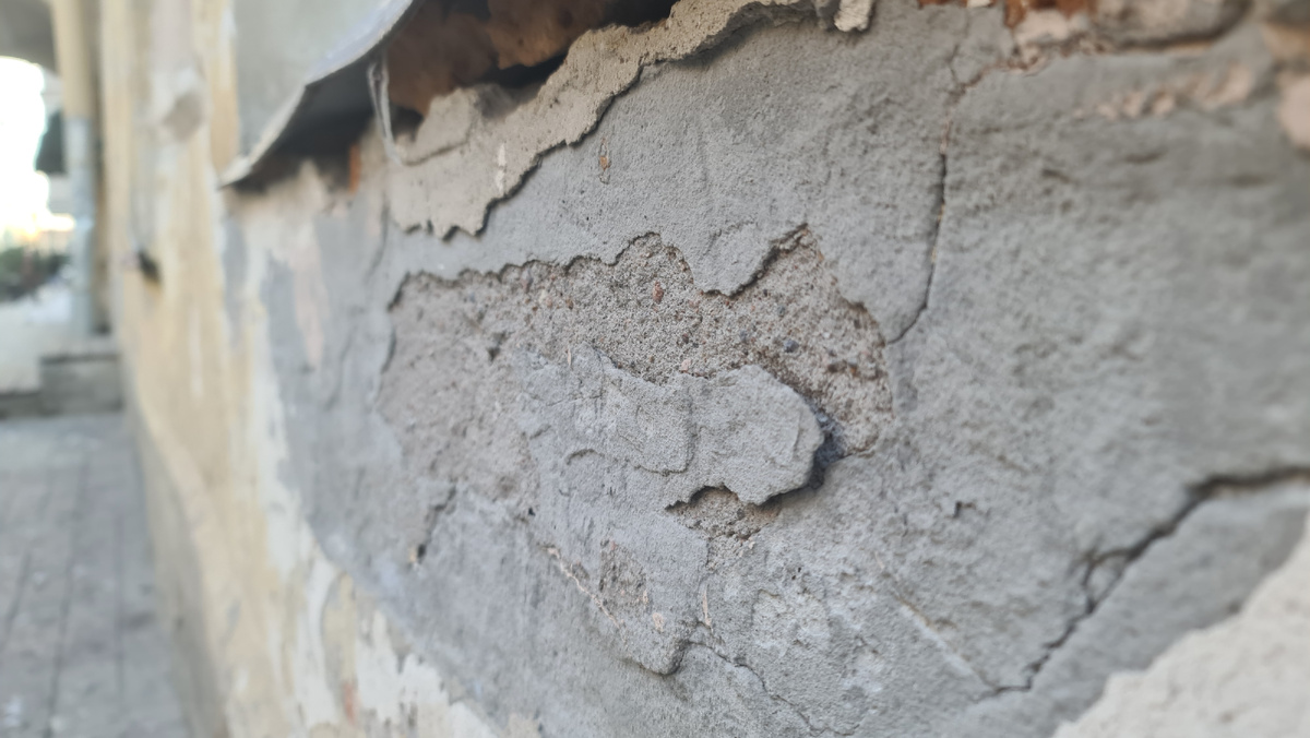 Деструкция отделочных слоев цокольного этажа по причине капиллярного подъема влаги