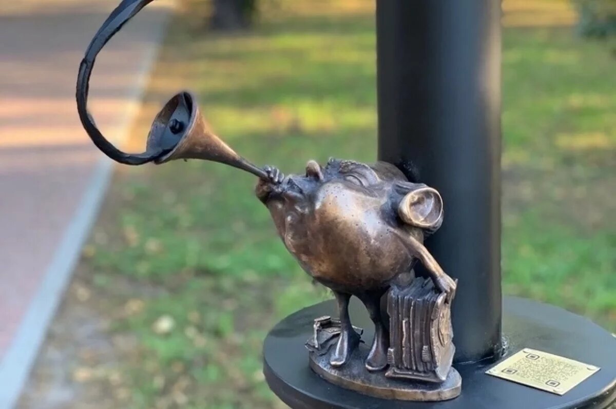    На фонарном столбе в сквере Карамзина «поселился» Колобок