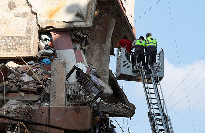    Спасатели на месте ракетного удара Израиля по южному пригороду Бейрута. Mohamed Azakir/Reuters