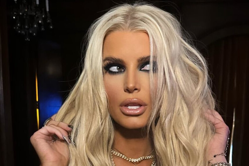     Похудевшая Джессика Симпсон снялась в корсете с декольте и прозрачных брюках