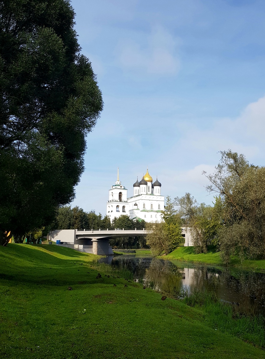 Троицкий собор возвышается над Советским мостом.