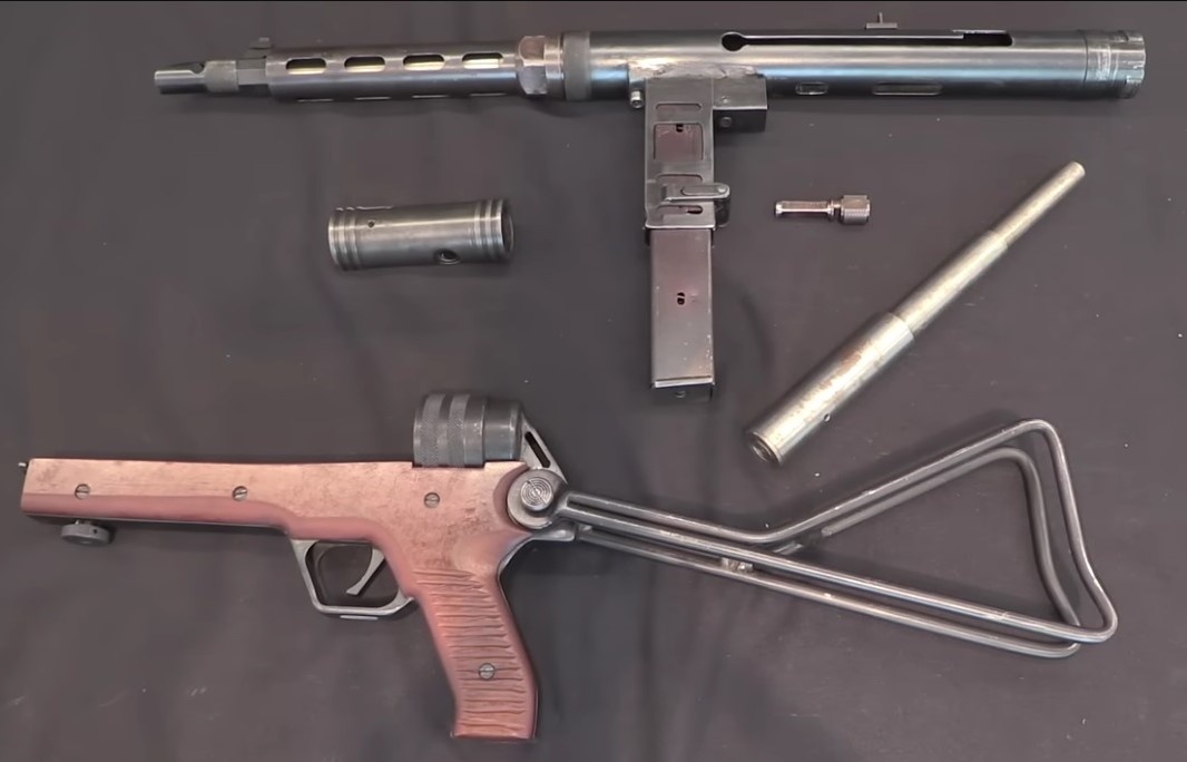 Неполная разборка оружия. Обратите внимание на телескопическую пружину. 