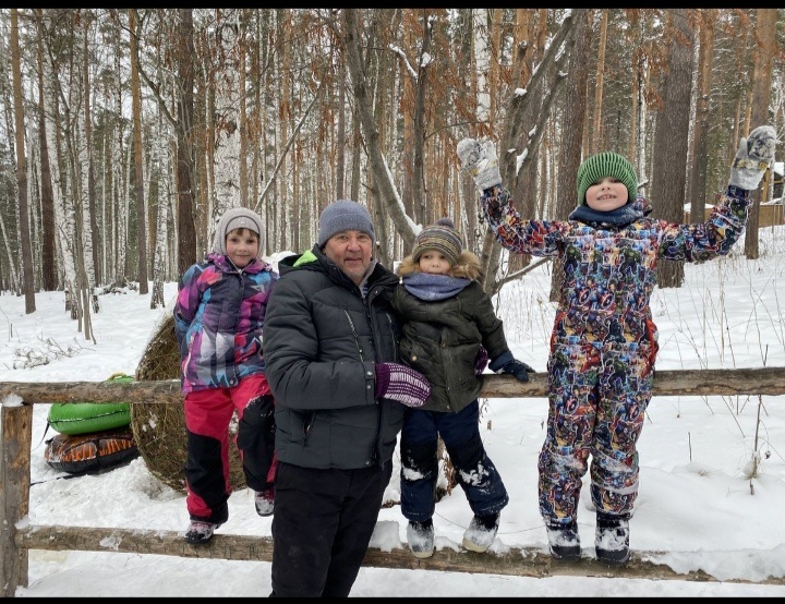 На прогулке с дедушкой и подругой