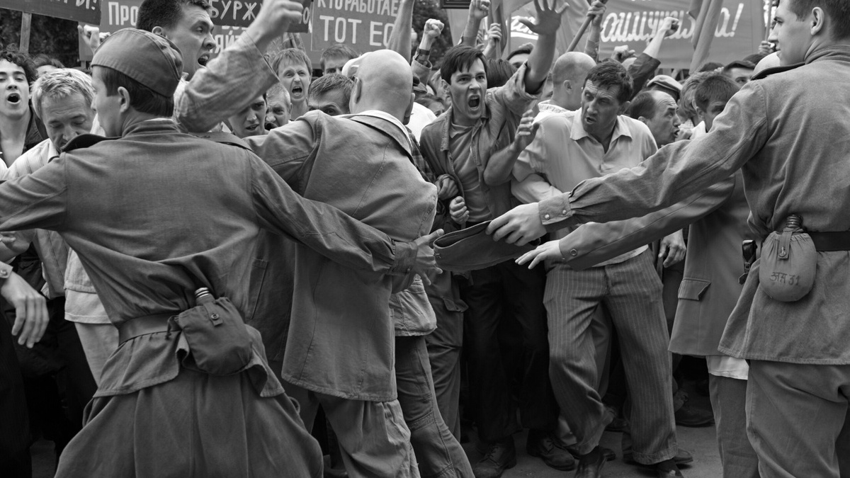 Кадр из фильма «Дорогие товарищи», 2020 год, режиссер Андрей Кончаловский