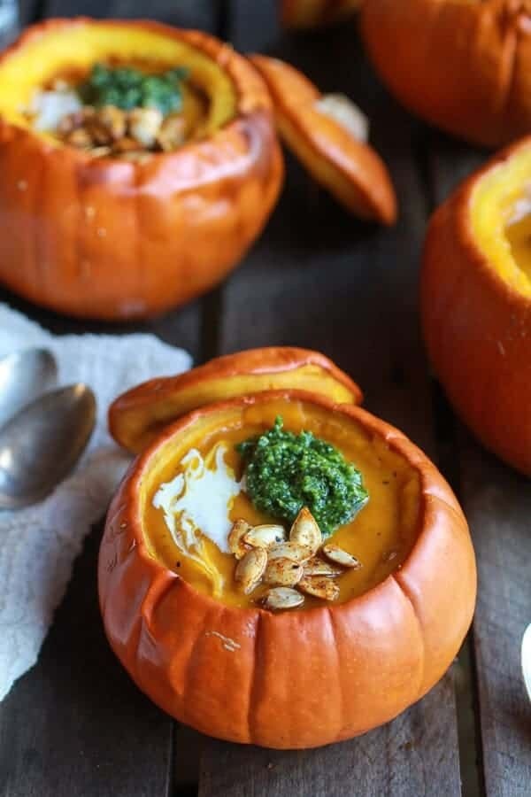 Не очень люблю рецепты, но осенью 🍂 начинается сезон тыквы 🎃 
Самого прекрасного овоща, который содержит бета-каротин который превращается в витамин А. 

А этот витамин важен для:
- зрения, помогает воспринимать красно-желтый спектр цветов, одновременно защищая глаза от вредного сине-фиолетового, улучшает качество ночного видения
- для активации рецепторов витамина Д
- для здоровья кожи 
- на микробиом, тк содержит большое количество клетчатки 
- влияет на углеводородный обмен, т.е на усвоение углеводов 
- влияет на процессы развития и дифференцировки клеток: позволяя им верно поделиться и выбрать для себя правильную нишу для дальнейшего развития, предупреждая появление злокачественных новообразований. 

Витамин А так же содержится в: 
🥩рыбьем жире, в жире печени трески, в печени говядины, сливочном масле, молоко и сливках, но если их брать, то только из козьего молока, 
🥕морковке, тыкве, кураге, помидорах, персиках, грейпфрутах, сливах

Итак, рецепт тыквенного супа. 

Ингредиенты (на 4 порции):
- Тыква (цельная, среднего размера) – 1 штука
- Куриное филе – 200 г (или креветки/индейка)
- Лук – 1 штука
- Морковь – 1 штука
- Чеснок – 2 зубчика
- Масло топленое – 1 ст. ложка
- Кокосовое молоко (или сливки низкой жирности) – 150 мл
- Вода – 300 мл (или овощной бульон)
- Тмин – 1/2 ч. ложки
- Куркума – 1/2 ч. ложки
- Соль, перец – по вкусу
- Тыквенные семечки – для подачи (предварительно вымоченные на ночь)

Приготовление:
1. Подготовка тыквы: 
   - Разогрейте духовку до 180°C.
   - Вырежьте крышку тыквы (как у фонарика на Хэллоуин) и удалите семена с внутренними волокнами.
   - Слегка смажьте тыкву внутри оливковым маслом и посолите. Поместите в духовку на 15 минут, чтобы она слегка размягчилась.

Приготовление начинки:
   - Нарежьте лук, морковь и куриное филе (или выберите другой белковый продукт).
   - В сковороде разогрейте масло топленое, обжарьте лук и чеснок до золотистого цвета.
   - Добавьте морковь и курицу, готовьте 5-7 минут.
   - Посолите, добавьте куркуму и тмин.

Сборка супа:
   - Достаньте запечённую тыкву из духовки.
   - Внутрь положите куриное филе с овощами, влейте кокосовое молоко и бульон.
   - Перемешайте содержимое и снова накройте крышкой тыквы.

Запекание в духовке:
  - Поставьте тыкву обратно в духовку и запекайте ещё 40-50 минут при 180°C. Суп должен пропитаться вкусом тыквы, а сама тыква станет мягкой.
