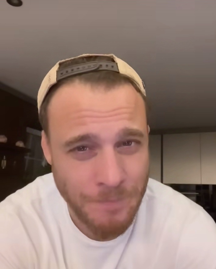 Керем Бюрсин и фото из открытых источников 