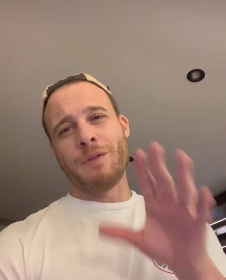 Керем Бюрсин и фото из открытых источников 