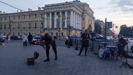 ПИТЕР❤ ГРУППА МЕДВЕДЬ ВЫСТУПАЕТ У ЭРМИТАЖА ❤