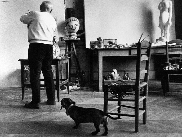 Обожаемая Пикассо такса Лумп. Этой собаке было позволено заходить в мастерскую во время работы хозяина. 