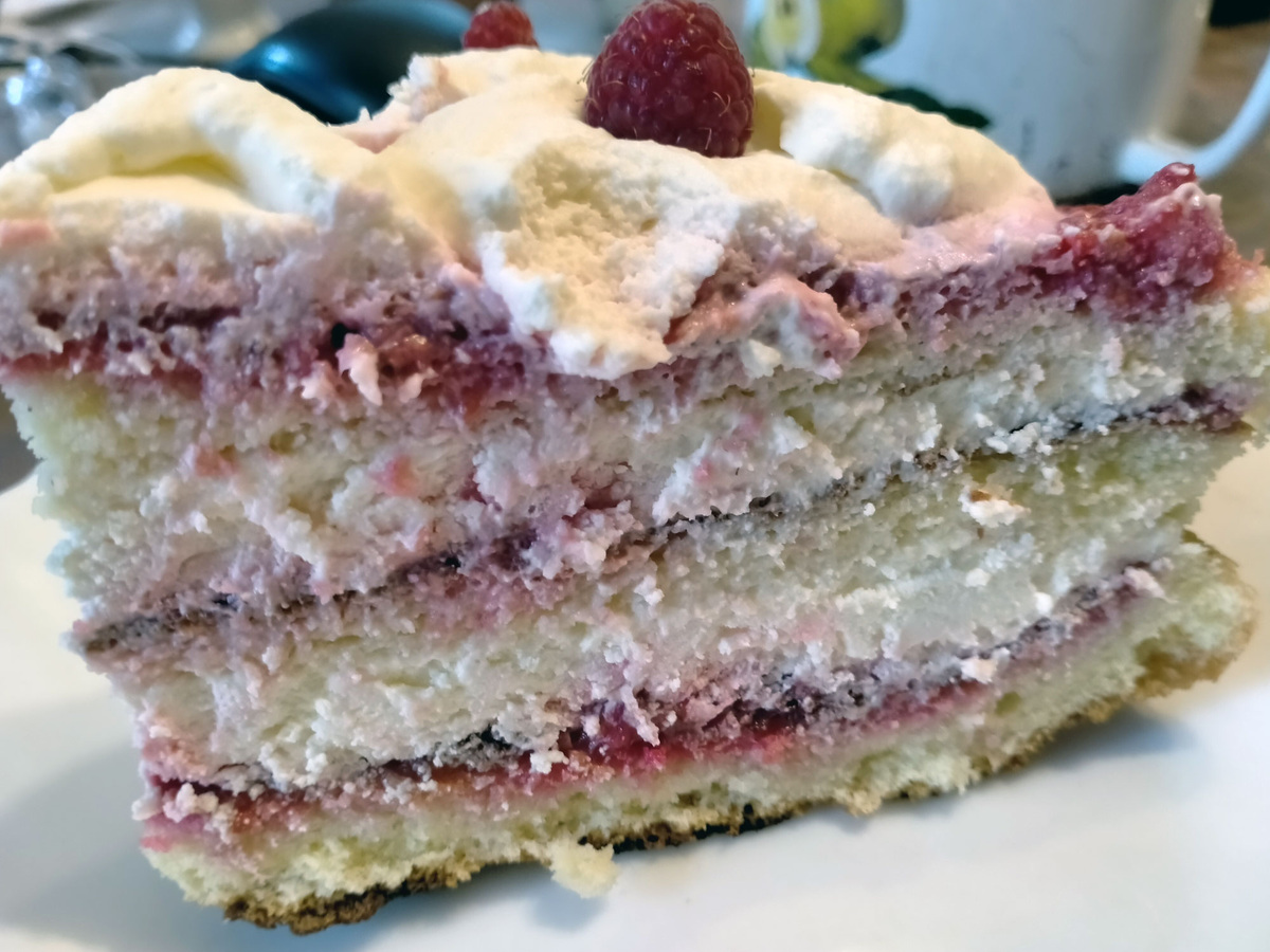 Бисквит с малиной и взбитыми сливками