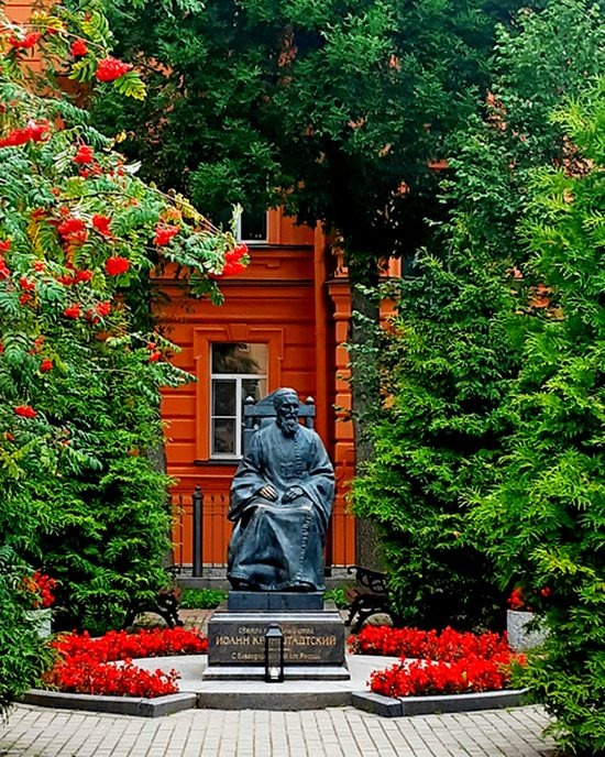 Памятник Иоанну Кронштадтскому около его дома в Кронштадте /фото из личного архива, 2021/