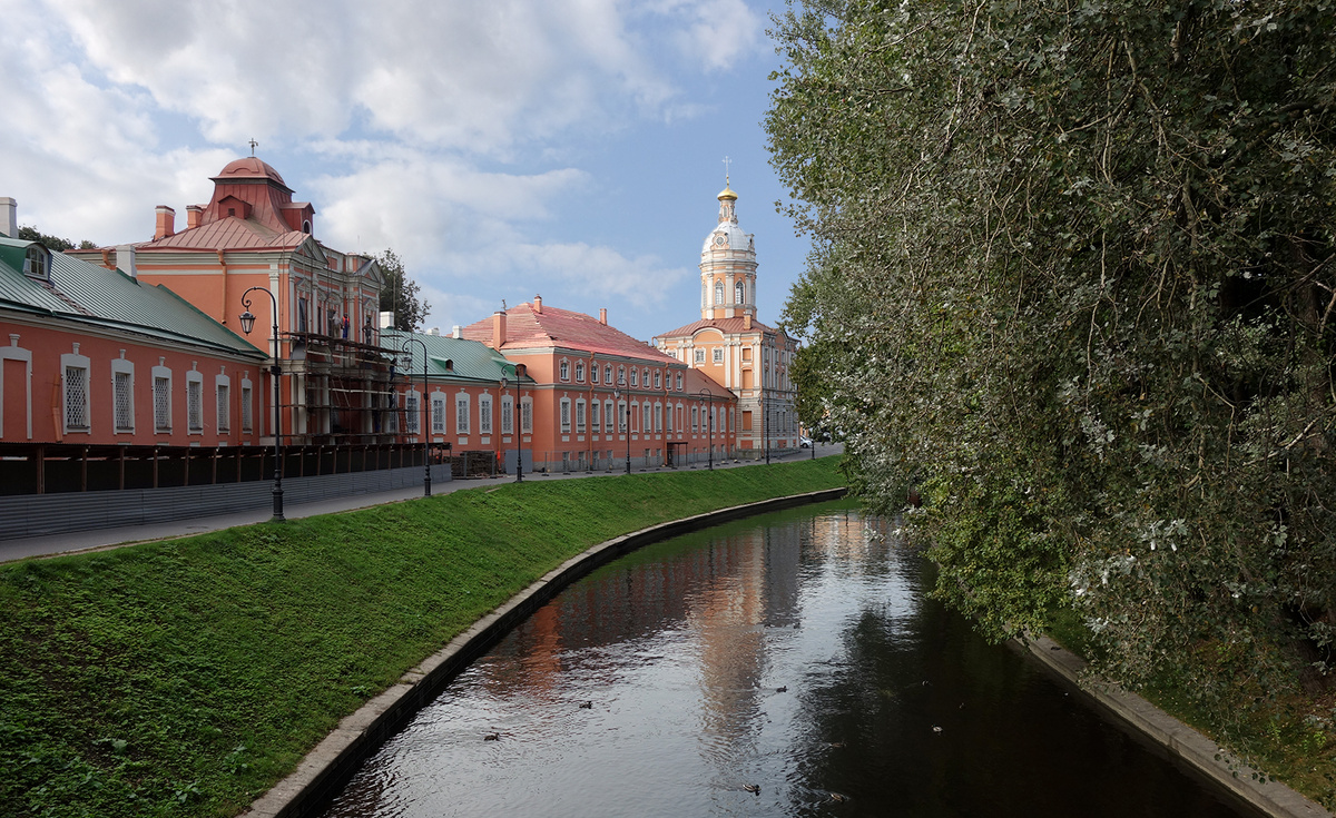 Набережная Монастырки. Просфорный корпус. Благовещенская церковь. Санкт-Петербург.
