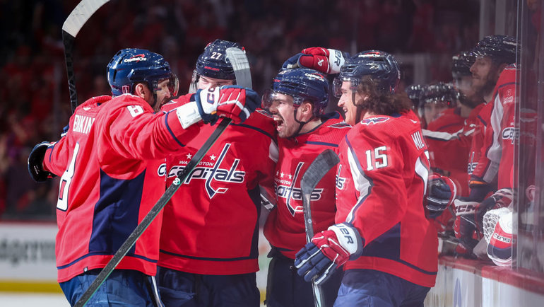    Александр Овечкин (№8) и его партнеры по «Вашингтону» откроют 50-й сезон клуба из столицы США в НХЛ. Getty Images