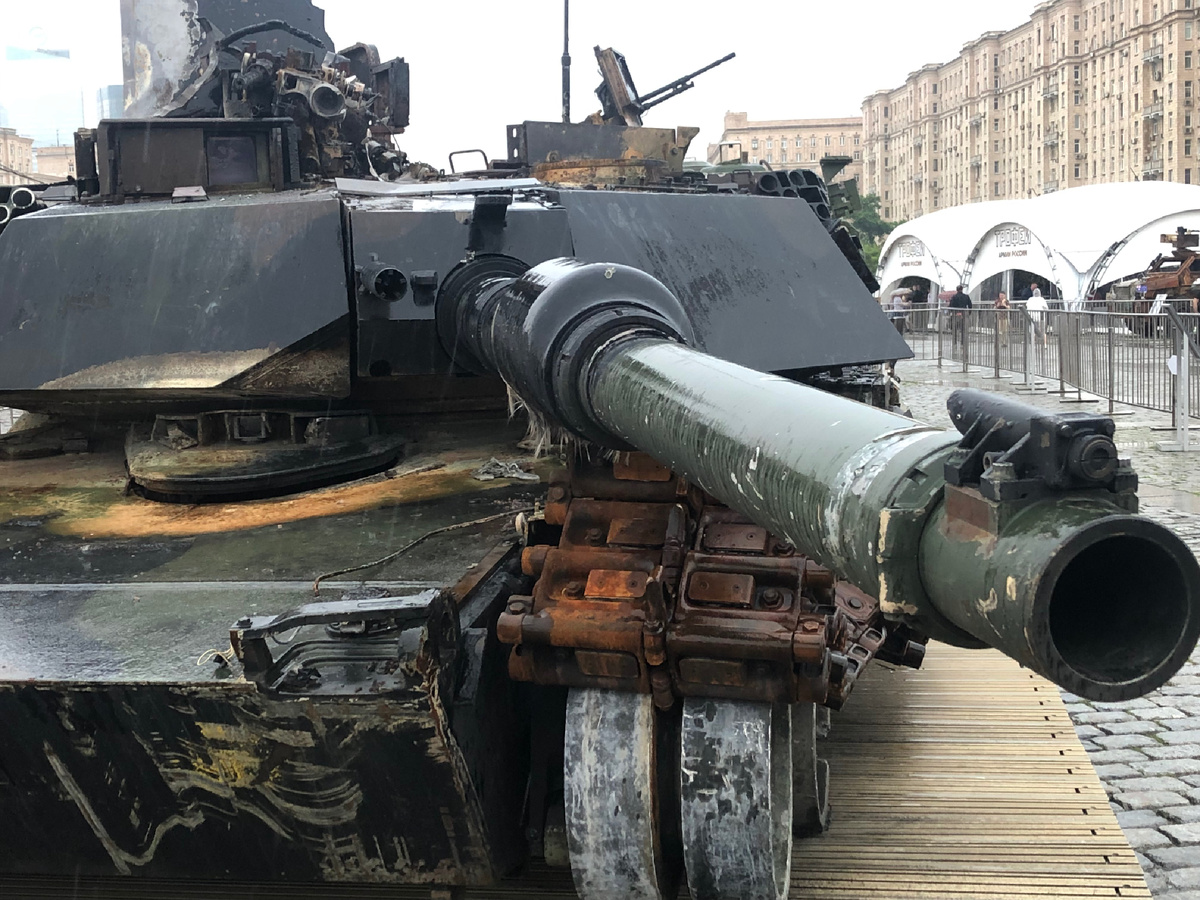 Битый Абрамс. Дипломатам стран НАТО проход вне очереди. Фото автора