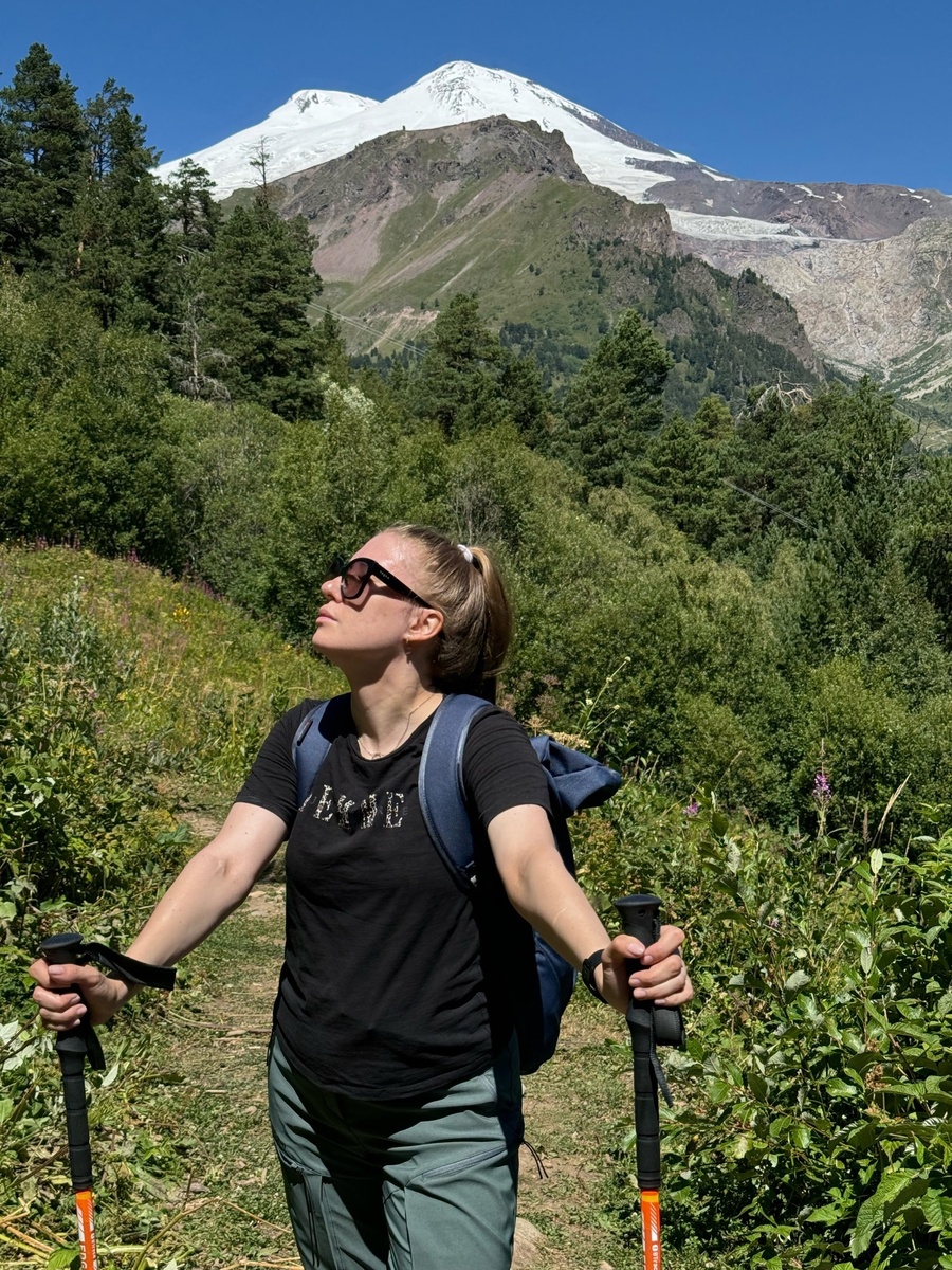 За мной две такие близкие, но такие далёкие вершины Эльбруса