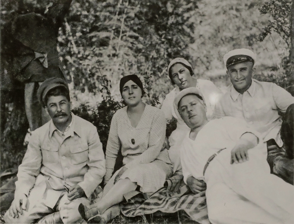 Товарищ Сталин с товарищами на природе 