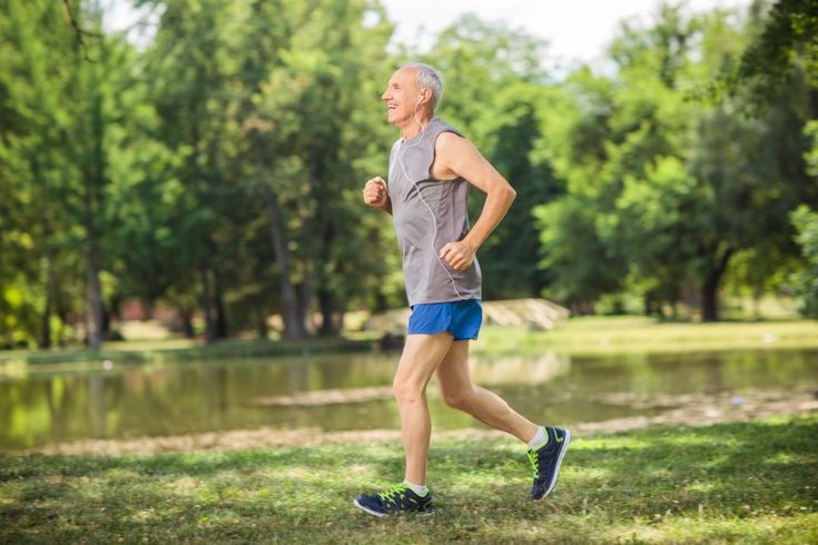 Легкий бег трусцой или быстрая ходьба прекрасно разгоняют метаболизм и улучшают работу сердца, но без лишней нагрузки на колени и спину. 