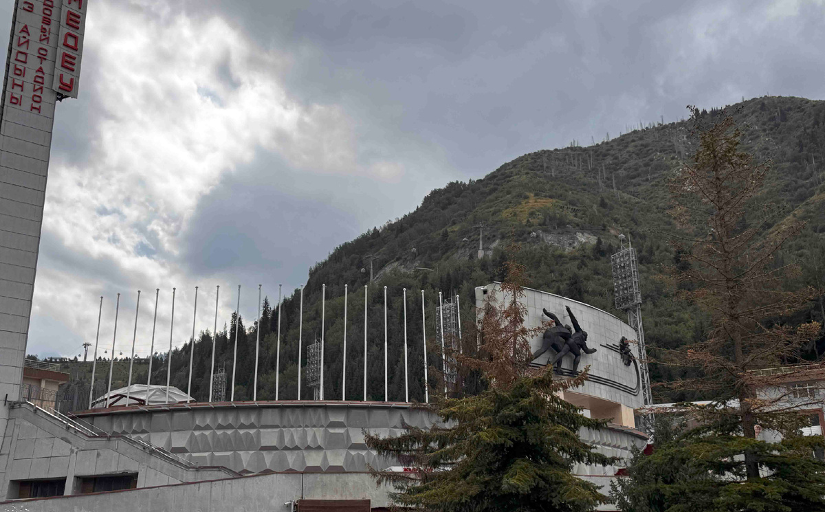 Летом Медеу закрыт для посещения