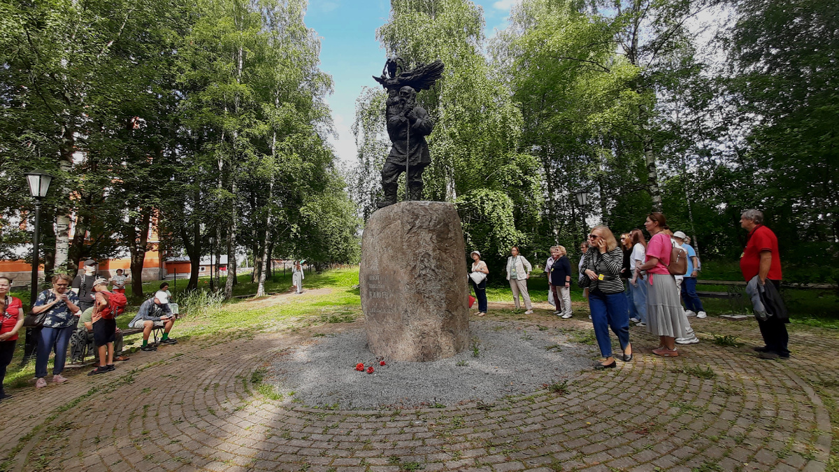 Памятник поэту Николаю Клюеву и часть нашей группы.