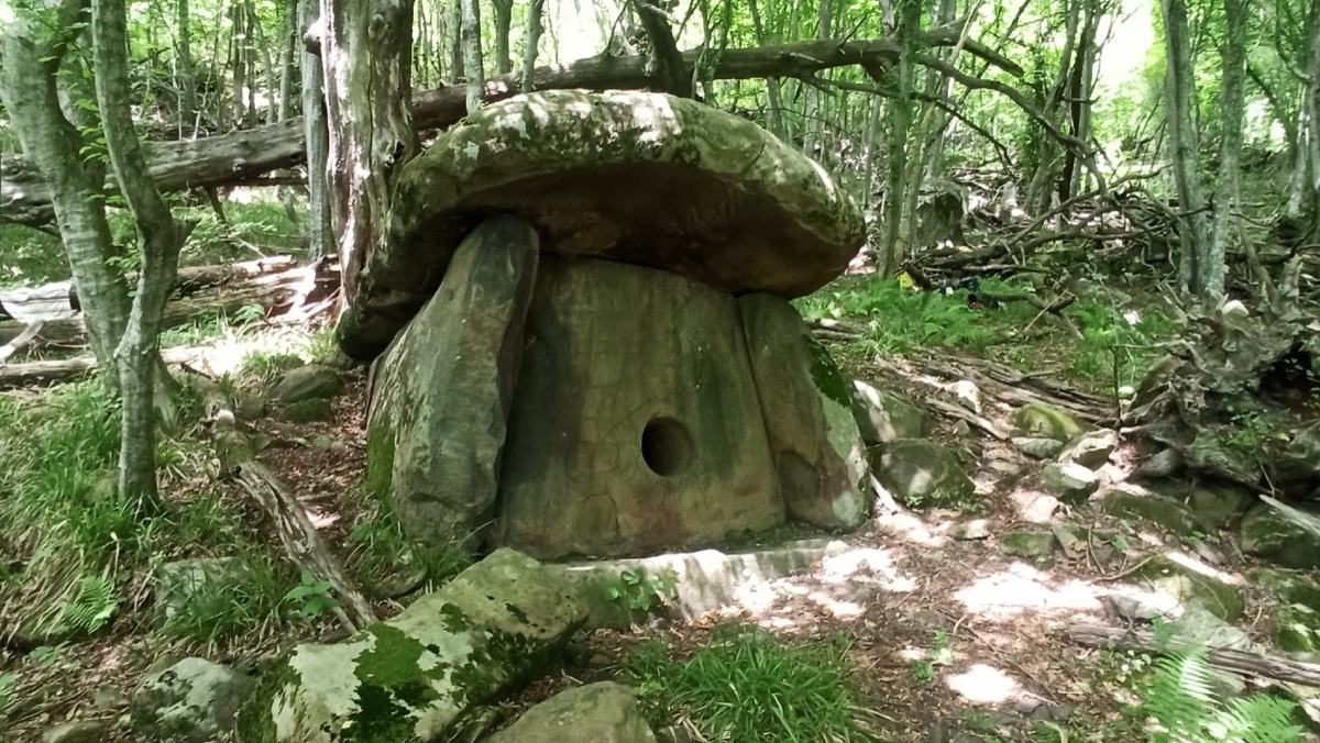    Дольмен. Фото предоставлено Михаилом Кудиным