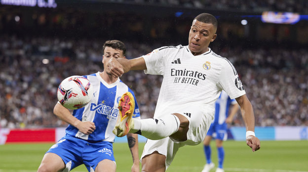    Килиан Мбаппе (справа) в матче против «Алавеса». Global Look Press