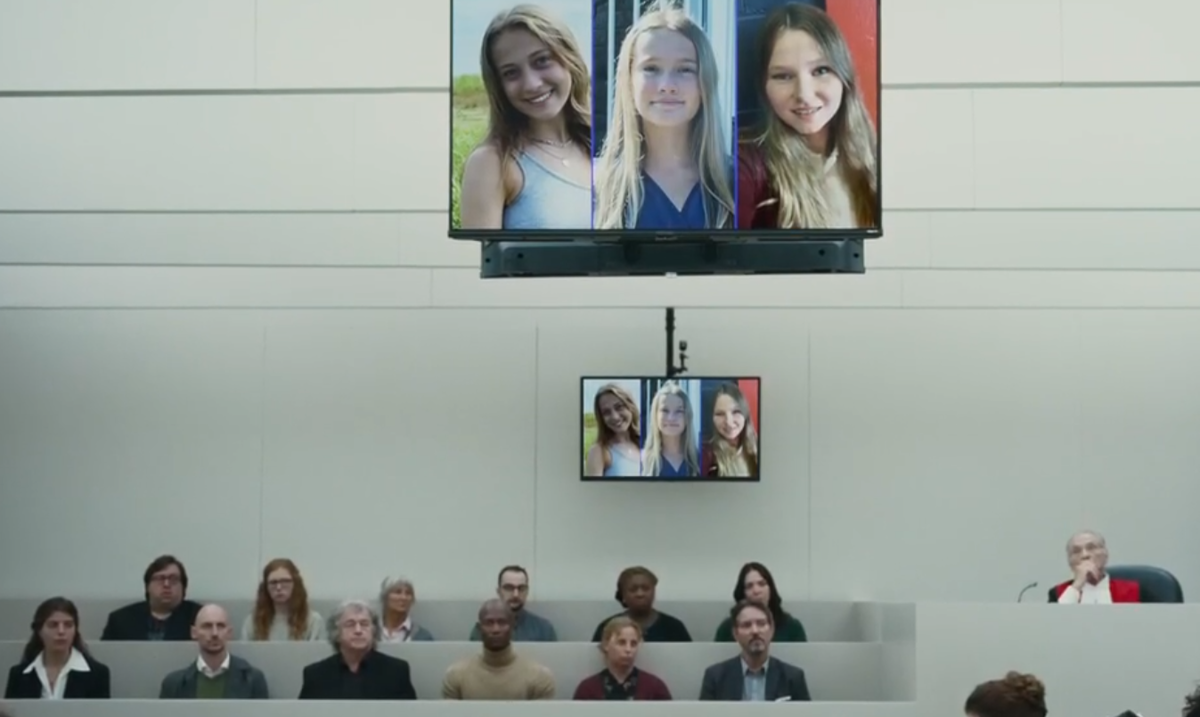Кадр из фильма "Красные комнаты" (2023): во время судебного заседания, на экране фотографии жертв