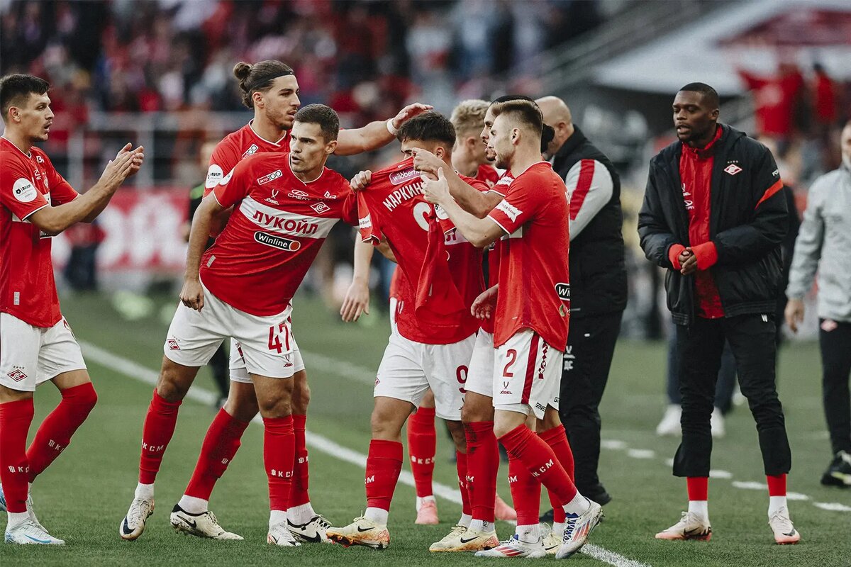 Роман Зобнин (в центре) во  время матча с "Динамо". Фото ФК СПАРТАК