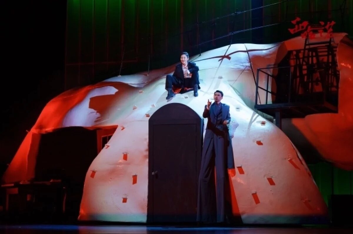    На спектакле труппы из КНР на театральном фестивале в зал полетели кепки