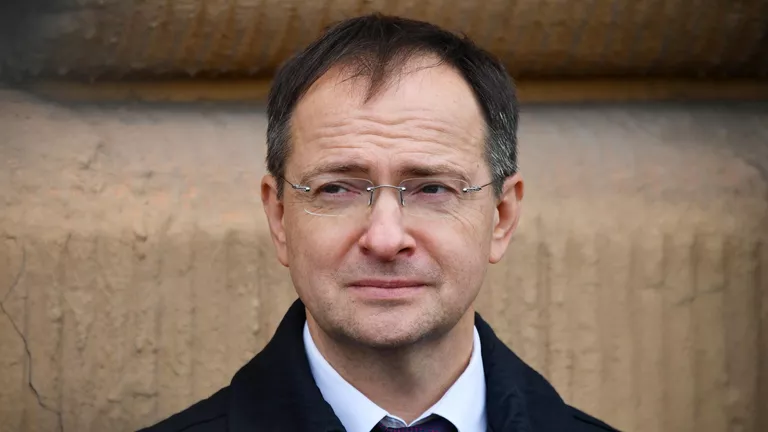 Явно чего-то замыслил помощник президента)) Инет 