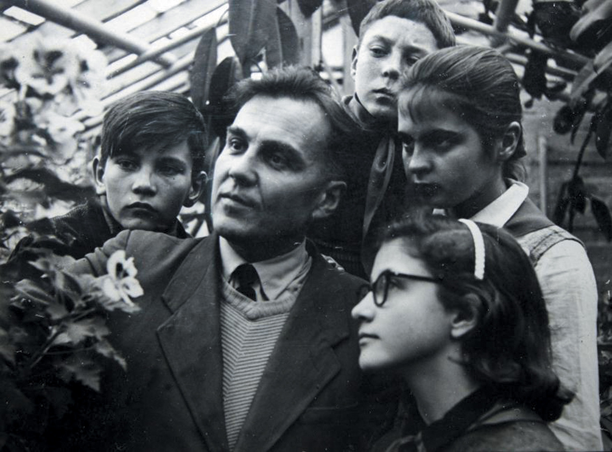 В. А. Сухомлинский с детьми. Источник https://i.pinimg.com/