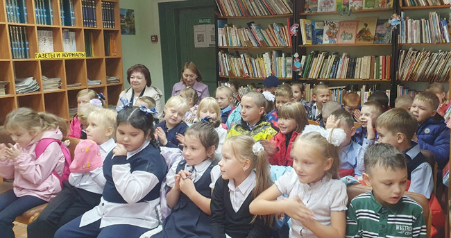 Зрители - юные калининцы в библиотечном театре кукол