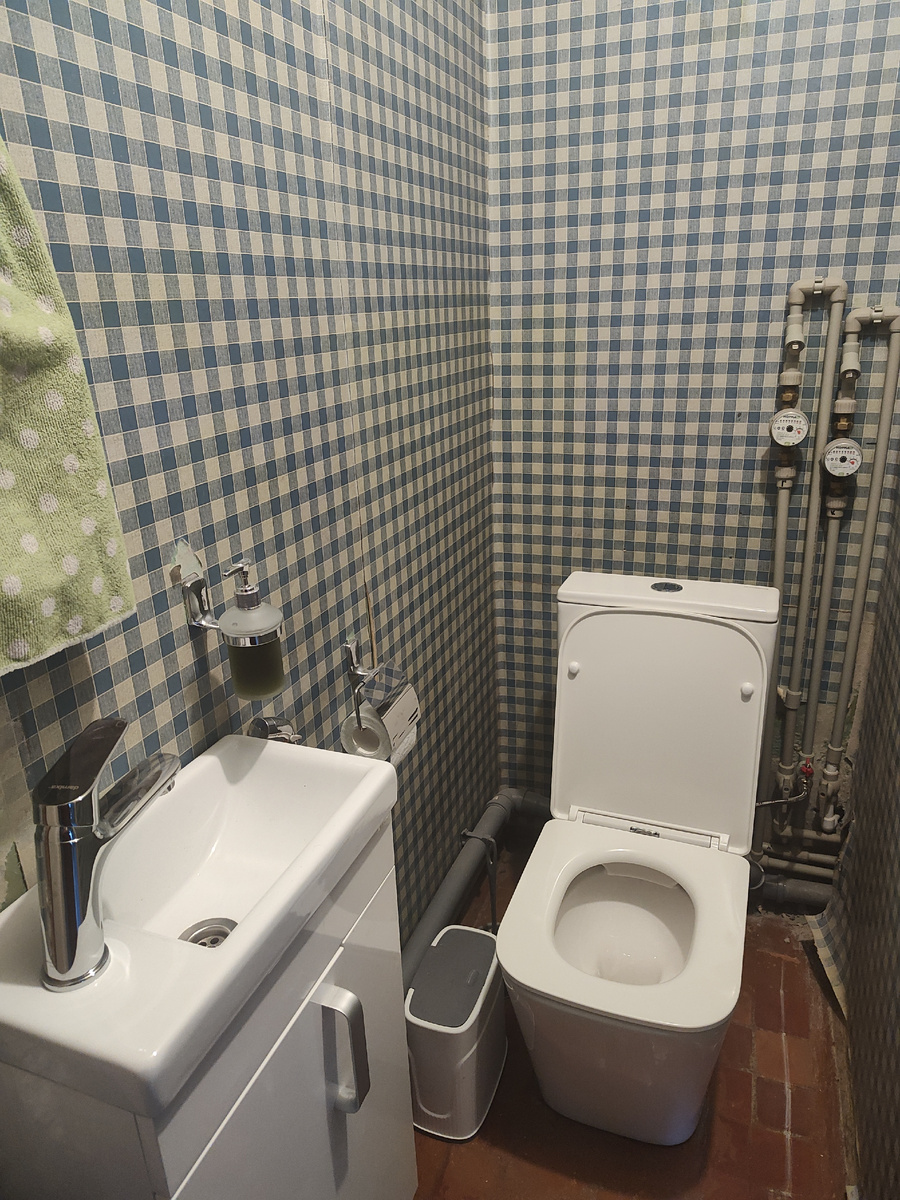 Для дальнейших работ по маскировке всех труб и счётчиков надо, чтобы наконец-то закончили все работы сантехники( Ждём-с