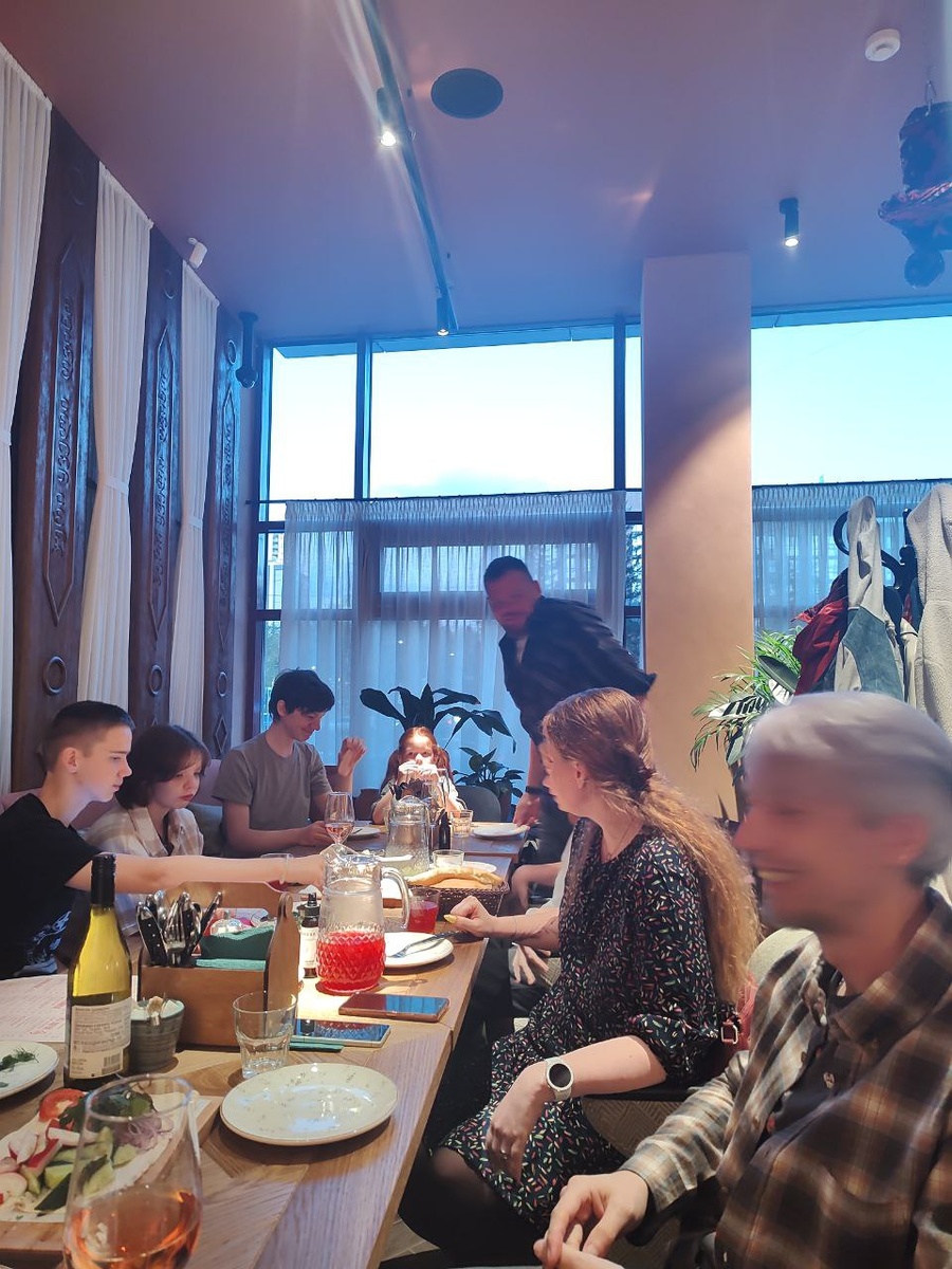 Да и в кадре с моего места была видна только половина гостей((( Фото автора