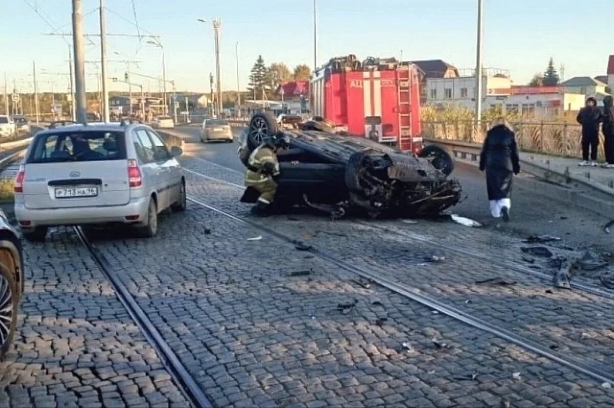    Трое детей и их мать пострадали в перевернувшейся машине в Екатеринбурге