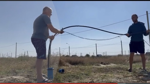 Descargar video: Запускаем скважину. Устанавливаем глубинный насос. Ждем воду.