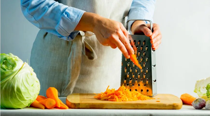   Морковку натираем на крупной терке