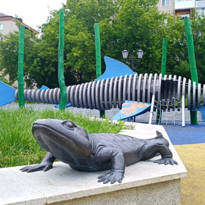 Детская площадка с бронзовым карпинскиозавром и 12-метровым деревянным гелиприконом. Улица Советская. Фото: Николай Курилов / МК-Урал