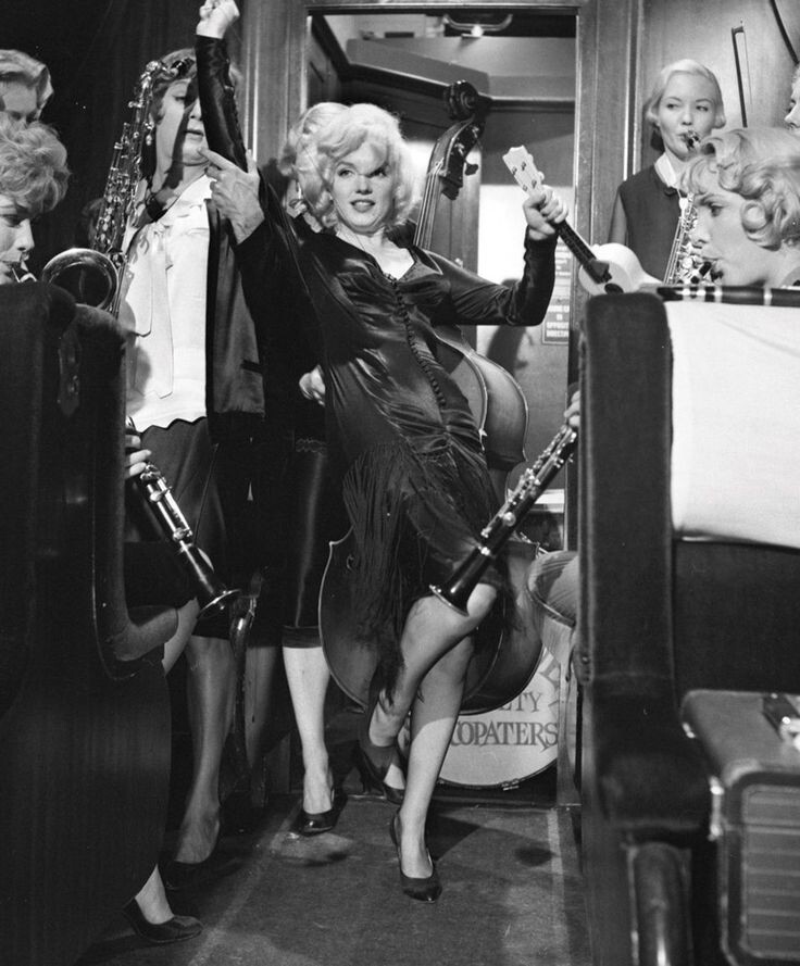 Мэрилин Монро в фильме " В джазе только девушки"