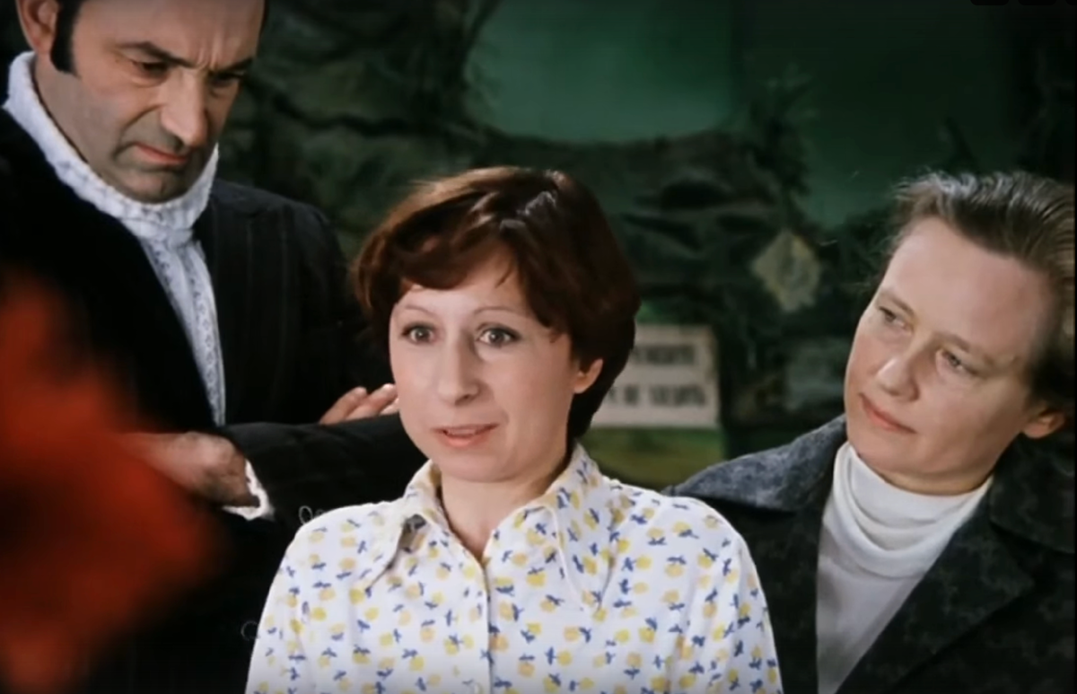 Героиня Лии Ахеджаковой в фильме "Гараж", 1979. Цитата из монолога героини: "Мужа у меня не было, нет… и не будет… наверное… А ребенок… Захочу… еще одного заведу. Муж на сегодня — это не обязательно. Главное для женщины — дети… Таких, как я, знаете сколько… (Плачет.) Я счастлива… и сын мой счастлив… А насчет денег, которые я платила… как это только ваш липкий язык повернулся… такое брякнуть… Если хотите знать истину, был у меня банальный роман с женатым. А он выбрал семью…""