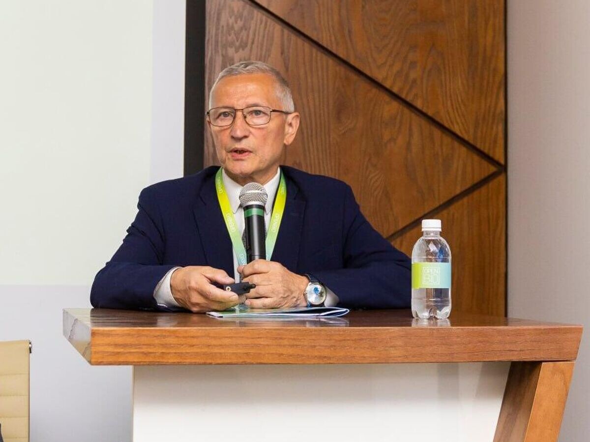    Президент Общества биотехнологов России Раиф Василов во время выступления на российском форуме биотехнологий OpenBio в новосибирском наукограде Кольцово© Фото : "Инновационный центр Кольцово"